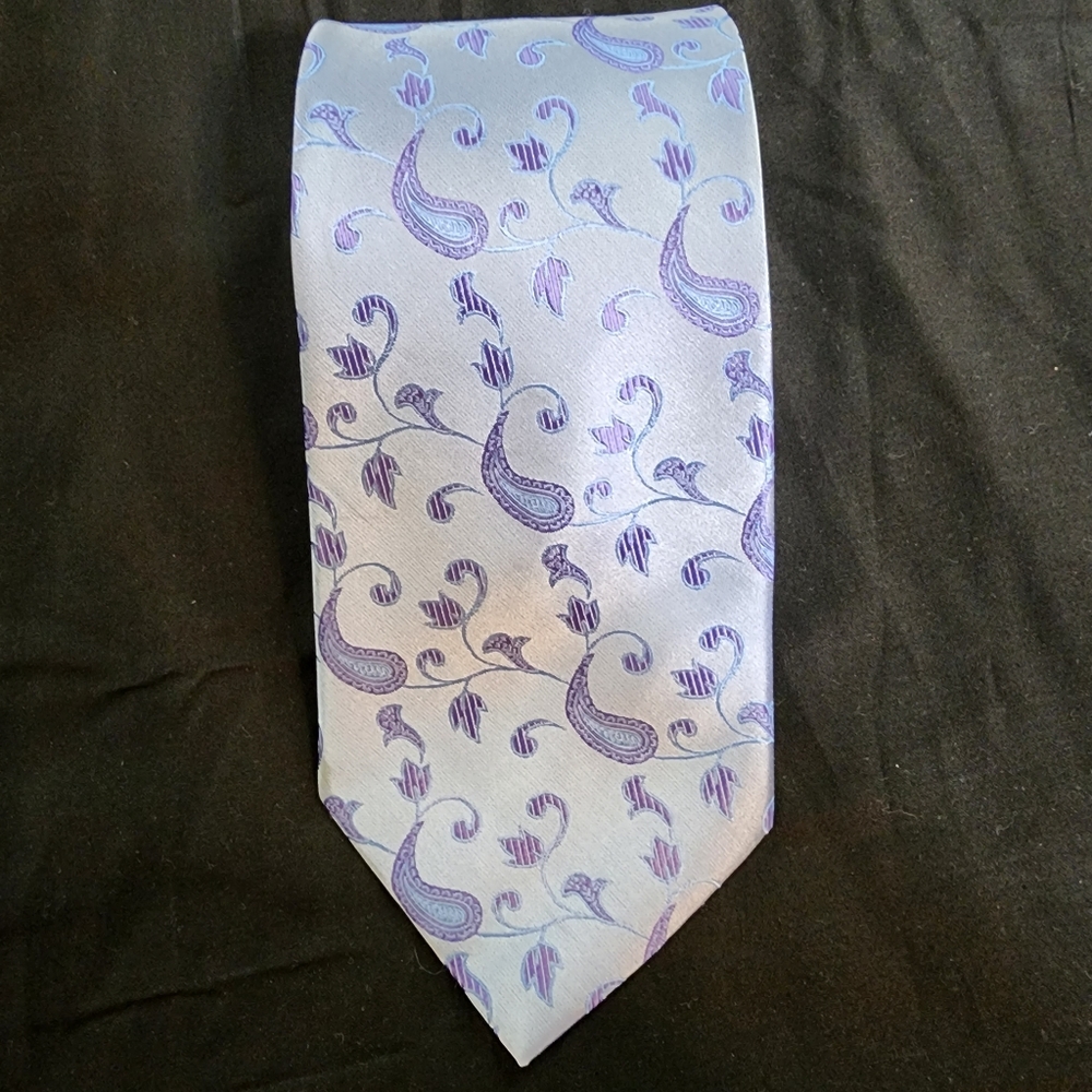 Vintage tie, no maker available, 100% polyester.  Blue, 60x4 in. Wide.